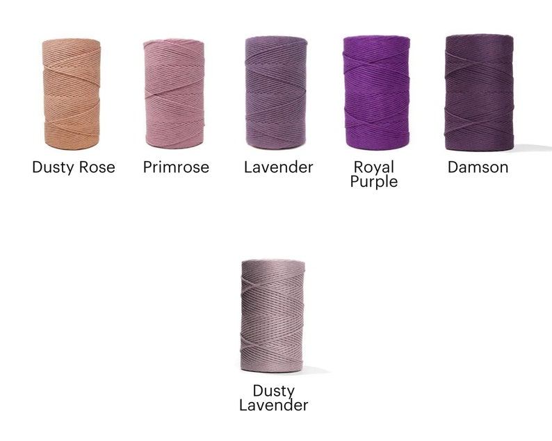 Puede incluir: Seis carretes de cord&oacute;n de algod&oacute;n en varios tonos de morado, rosa y beige. Los colores son Rosa Polvoriento, Primrose, Lavanda, P&uacute;rpura Real, Damasco y Lavanda Polvoriento.
