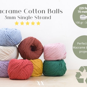 Puede incluir: Siete ovillos de hilo de algodón para macramé de una sola hebra de 3 mm en varios colores: azul claro, blanco, óxido, rosa, lavanda, rojo y amarillo. El hilo mide 70 metros (229 pies) de largo y pesa 100 gramos (3,53 onzas).