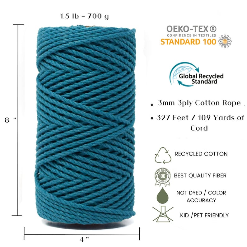 Op de afbeelding: Turquoise 3 mm 3-draads katoenen touw, 327 voet lang, gemaakt van gerecycled katoen. Het touw is op een spoel gewikkeld en is gemarkeerd met "OEKO-TEX&reg; STANDARD 100" en "Global Recycled Standard".