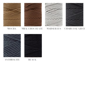 Op de afbeelding: Zes spoelen katoenen touw in verschillende kleuren: mokka, melkchocolade, marseilles, antracietgrijs, antraciet en zwart.