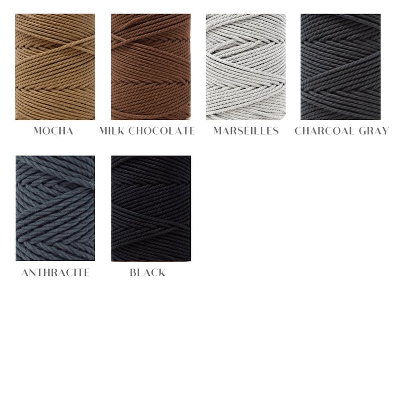 Op de afbeelding: Zes spoelen katoenen touw in verschillende kleuren: mokka, melkchocolade, marseilles, antracietgrijs, antraciet en zwart.
