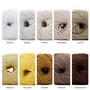 Puede incluir: Una colecci&oacute;n de 10 ovillos de lana en varios colores, incluyendo blanco, beige, marfil, coco, latte, vainilla, amarillo, ocre, moca y chocolate.