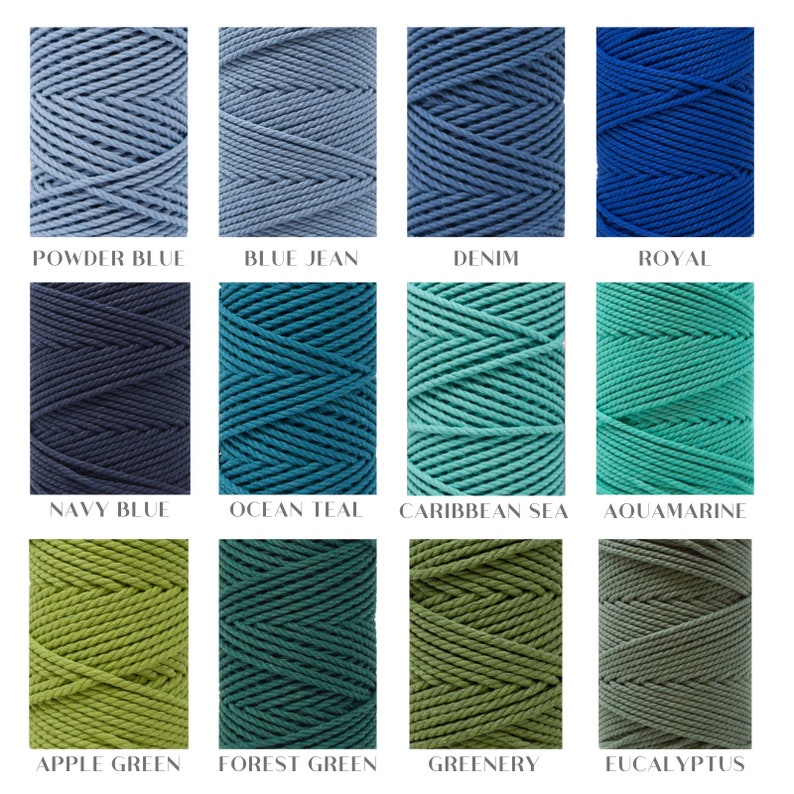 Op de afbeelding: Close-up van 12 spoelen katoenen touw in verschillende tinten blauw, groen en turquoise. De kleuren zijn gelabeld met hun namen: Poederblauw, Jeansblauw, Denim, Royal, Marineblauw, Oceaan Turquoise, Caribische Zee, Aquamarijn, Appeltjesgroen, Bosgroen, Groen, en Eucalyptus.