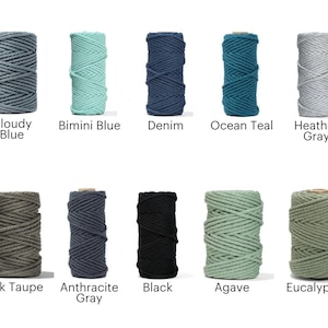 K&ouml;nnte beinhalten: Zehn Spulen Baumwollseil in verschiedenen Farben, darunter Wolkenblau, Bimini-Blau, Denim, Ozean-T&uuml;rkis, Heidegrau, Dunkeltaupe, Anthrazitgrau, Schwarz, Agave und Eukalyptus.