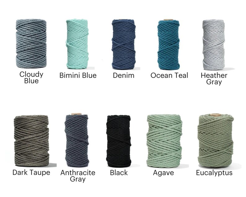 K&ouml;nnte beinhalten: Zehn Spulen Baumwollseil in verschiedenen Farben, darunter Wolkenblau, Bimini-Blau, Denim, Ozean-T&uuml;rkis, Heidegrau, Dunkeltaupe, Anthrazitgrau, Schwarz, Agave und Eukalyptus.