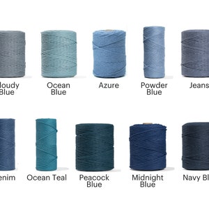 K&ouml;nnte beinhalten: Zehn Spulen Baumwollseil in verschiedenen Blaut&ouml;nen, darunter Wolkig Blau, Ozeanblau, Azurblau, Puderblau, Jeans, Denim, Ozean-T&uuml;rkis, Pfauenblau, Mitternachtsblau und Marineblau.