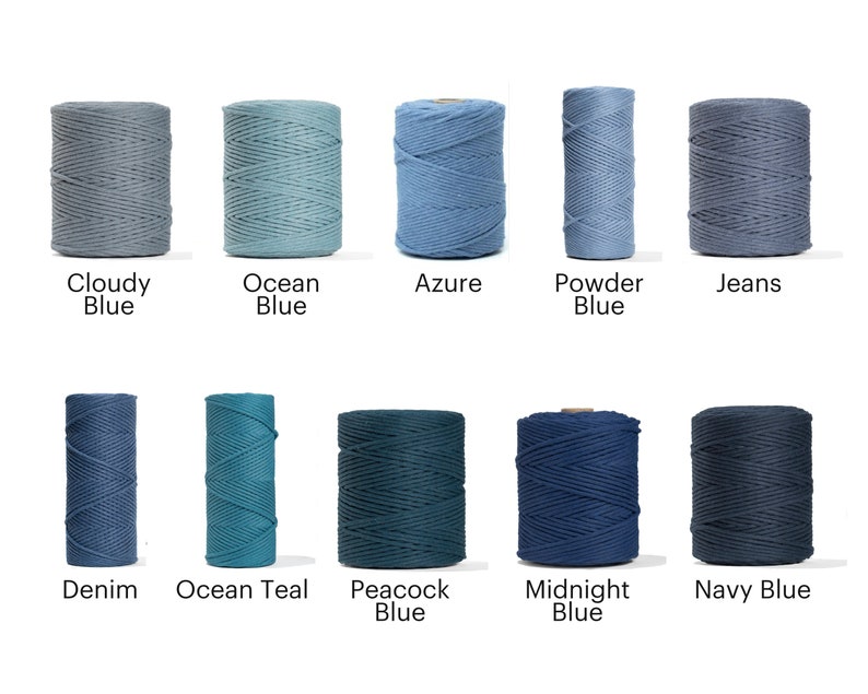 K&ouml;nnte beinhalten: Zehn Spulen Baumwollseil in verschiedenen Blaut&ouml;nen, darunter Wolkig Blau, Ozeanblau, Azurblau, Puderblau, Jeans, Denim, Ozean-T&uuml;rkis, Pfauenblau, Mitternachtsblau und Marineblau.