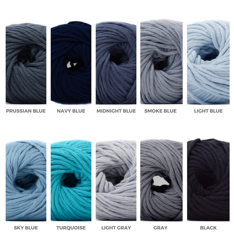 Puede incluir: Diez ovillos de lana en varios tonos de azul, gris y negro. La lana est&aacute; dispuesta en dos filas de cinco ovillos cada una.