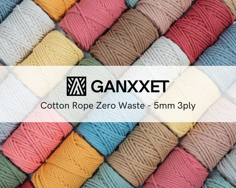 K&ouml;nnte beinhalten: Eine Auswahl an Farben von Baumwollseilen, die jeweils zu einer Spule gewickelt sind. Das Seil ist 5 mm dick und aus Zero-Waste-Baumwolle hergestellt. Der Text "GANXXET Cotton Rope Zero Waste - 5mm 3ply" wird auf einem wei&szlig;en Banner angezeigt.