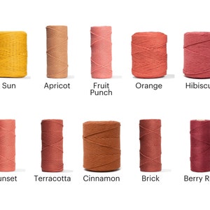 K&ouml;nnte beinhalten: Zehn Spulen Baumwollseil in verschiedenen Oranget&ouml;nen, Rott&ouml;nen und Gelbt&ouml;nen. Die Farben hei&szlig;en: Sonne, Aprikose, Fruchtpunsch, Orange, Hibiskus, Sonnenuntergang, Terrakotta, Zimt, Ziegel und Beerrot.