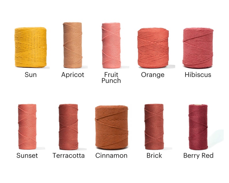 K&ouml;nnte beinhalten: Zehn Spulen Baumwollseil in verschiedenen Oranget&ouml;nen, Rott&ouml;nen und Gelbt&ouml;nen. Die Farben hei&szlig;en: Sonne, Aprikose, Fruchtpunsch, Orange, Hibiskus, Sonnenuntergang, Terrakotta, Zimt, Ziegel und Beerrot.
