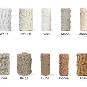 K&ouml;nnte beinhalten: Zehn Spulen Baumwollseil in verschiedenen Naturfarben, darunter Wei&szlig;, Natur, Elfenbein, Mond, Mandel, Leinen, Beige, D&uuml;ne, Kakao und Toast.