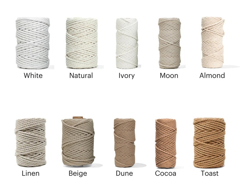 K&ouml;nnte beinhalten: Zehn Spulen Baumwollseil in verschiedenen Naturfarben, darunter Wei&szlig;, Natur, Elfenbein, Mond, Mandel, Leinen, Beige, D&uuml;ne, Kakao und Toast.