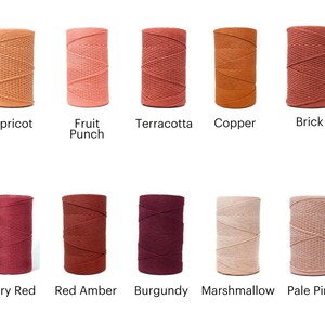 Puede incluir: Diez carretes de cuerda de algod&oacute;n en varios tonos de rojo, naranja y rosa. Los colores est&aacute;n etiquetados: Albaricoque, Ponche de frutas, Terracota, Cobre, Ladrillo, Rojo baya, &Aacute;mbar rojo, Borgo&ntilde;a, Malvavisco y Rosa p&aacute;lido.