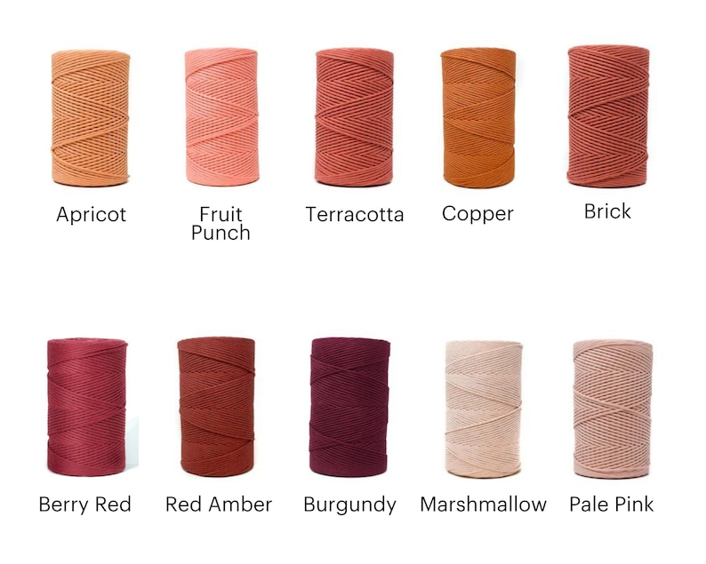 Puede incluir: Diez carretes de cuerda de algod&oacute;n en varios tonos de rojo, naranja y rosa. Los colores est&aacute;n etiquetados: Albaricoque, Ponche de frutas, Terracota, Cobre, Ladrillo, Rojo baya, &Aacute;mbar rojo, Borgo&ntilde;a, Malvavisco y Rosa p&aacute;lido.