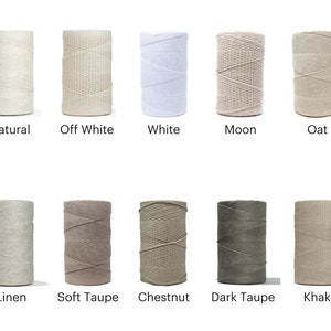 Puede incluir: Diez carretes de cuerda de algod&oacute;n en varios colores, incluyendo natural, blanco roto, blanco, luna, avena, lino, topo suave, casta&ntilde;o, topo oscuro y caqui.