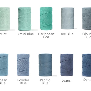 Puede incluir: Diez carretes de cuerda de algod&oacute;n en varios tonos de azul y verde. Los colores son: Menta, Azul Bimini, Mar Caribe, Azul Hielo, Azul Nublado, Azul Oc&eacute;ano, Azul Polvo, Azul Pac&iacute;fico, Vaqueros y Denim.