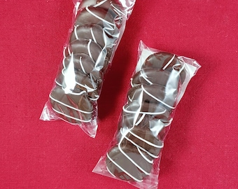 Gluten-Free Crackers covered in Dark Peppermint Chocolatey Goodness. (Includes 7 Gluten-Free Minty Mints per bag)