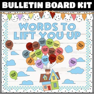 Op de afbeelding: Een bulletin board kit met een witte houten achtergrond en een blauwe lucht met wolken. De titel is "Words to Lift You Up". Er zijn kleurrijke ballonnen met de tekst "Your Text" op elke ballon. De ballonnen zijn bevestigd aan een huis met een bruin dak en blauwe, groene en gele muren.