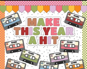 Peut inclure: Un kit de tableau d'affichage sur le thème rétro. Le kit comprend un titre qui dit "Make This Year A Hit" et plusieurs découpes en forme de cassette avec le mot "Name" dessus. Le fond est blanc avec des pois noirs.