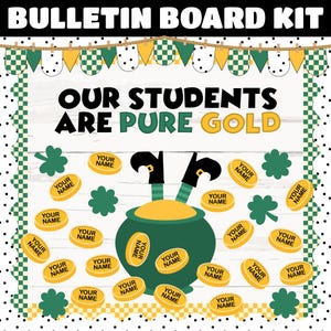 Könnte beinhalten: Ein Bulletin Board-Set mit den Beinen eines grünen Kobolds, die aus einem Topf mit Gold ragen. Der Topf ist von Goldmünzen mit dem Text "YOUR NAME" umgeben. Der Text "OUR STUDENTS ARE PURE GOLD" befindet sich oben auf dem Brett.