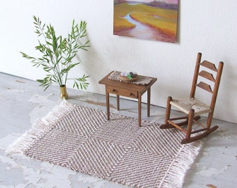 Alfombra en miniatura para casa de muñecas, escala 1:12, tejida artesanalmente en beige y marrón arena, ideal para una casa de playa moderna o campestre de estilo escandinavo.