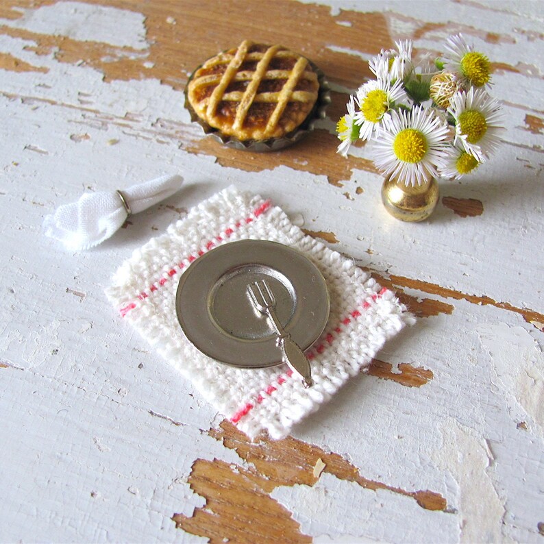 Dollhouse Miniature Placemat, Handmade Woven Pink White Kitchen Table Mat, 1:12 Scale Artisan Doll House Modern Beach Farmhouse Furniture zdjęcie 1