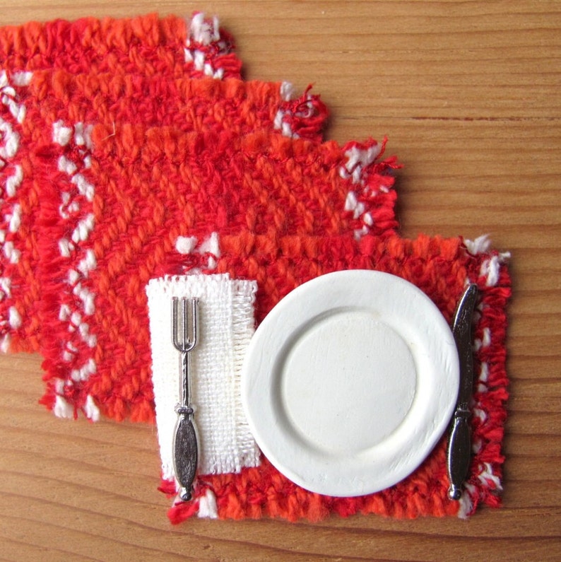 Dollhouse Miniature Placemats, Mexican Fiesta Southwest Food Kitchen or Dining Table Mat, 1:12 Scale Artisan Handmade Woven in Red & Orange imagen 1