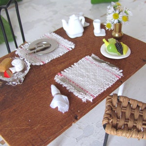 Dollhouse Miniature Placemat, Handmade Woven Pink White Kitchen Table Mat, 1:12 Scale Artisan Doll House Modern Beach Farmhouse Furniture zdjęcie 2