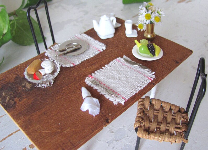 Dollhouse Miniature Placemat, Handmade Woven Pink White Kitchen Table Mat, 1:12 Scale Artisan Doll House Modern Beach Farmhouse Furniture zdjęcie 2