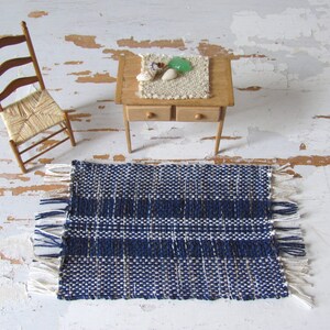 Etsy Pick Nautical Dollhouse Miniature Rug, Handmade Woven Indigo Navy Blue Carpet, 1:12 Scale Artisan Beach Doll House Collector Furniture Bild 3