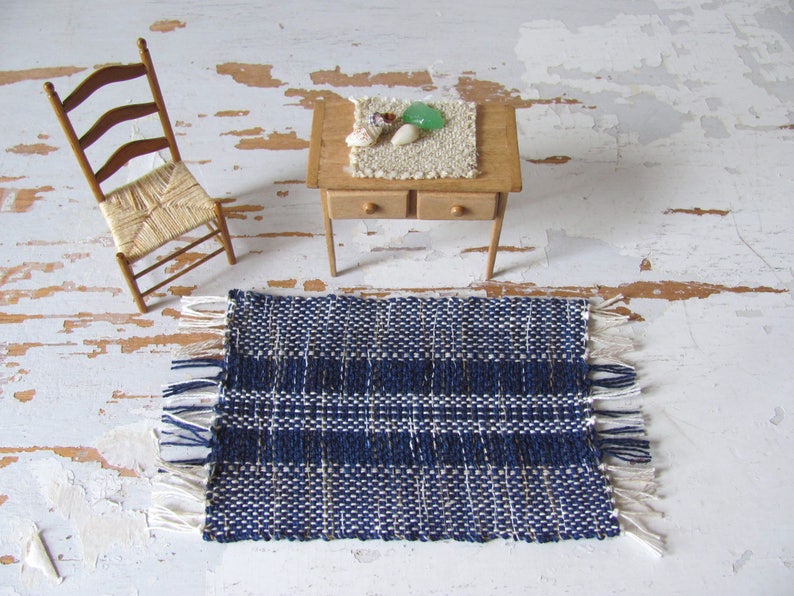 Etsy Pick Nautical Dollhouse Miniature Rug, Handmade Woven Indigo Navy Blue Carpet, 1:12 Scale Artisan Beach Doll House Collector Furniture Bild 3