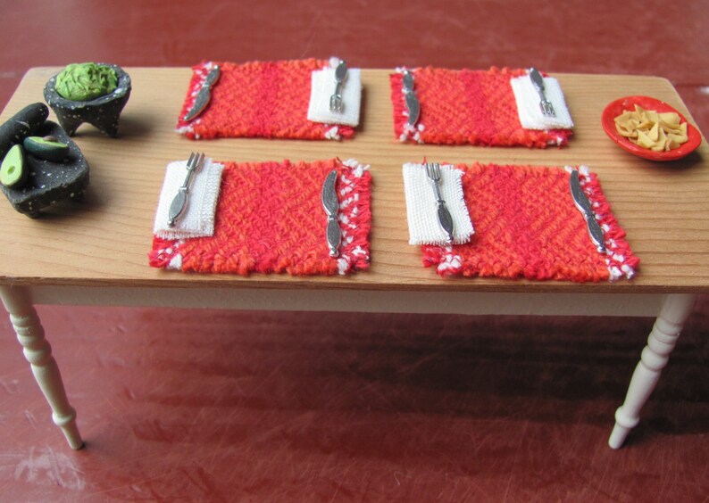Dollhouse Miniature Placemats, Mexican Fiesta Southwest Food Kitchen or Dining Table Mat, 1:12 Scale Artisan Handmade Woven in Red & Orange imagen 2