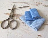 Escala tornillos de miniatura casa de muñecas de tela, granja país azul Check y accesorios de costura Calico sala confección sastre costurera