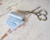 Escala Dollhouse miniatura pernos de tela, casa rural Casa Azul raya y accesorios de costura Calico sala confección sastre costurera