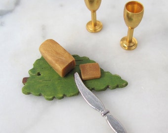 Dollhouse Miniature Cutting Board, 1:12 Scale Bread Cheese Serving Plate, Artisan Handmade Green Grape Country Farmhouse Kitchen Accessory