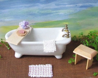 Alfombra de baño en miniatura para casa de muñecas, felpudo, alfombra de cocina, tejida artesanalmente en tonos morados, verdes y rosas, decoración de casa de muñecas estilo cabaña campestre a escala 1:12.