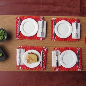 Dollhouse Miniature Placemats, Mexican Fiesta Southwest Food Kitchen or Dining Table Mat, 1:12 Scale Artisan Handmade Woven in Red & Orange imagen 5