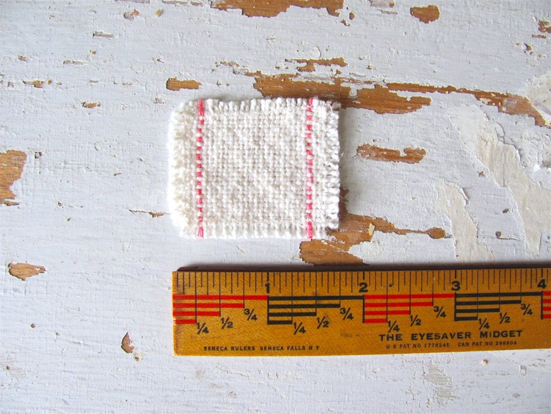 Dollhouse Miniature Placemat, Handmade Woven Pink White Kitchen Table Mat, 1:12 Scale Artisan Doll House Modern Beach Farmhouse Furniture zdjęcie 5