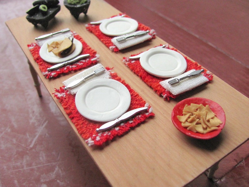 Dollhouse Miniature Placemats, Mexican Fiesta Southwest Food Kitchen or Dining Table Mat, 1:12 Scale Artisan Handmade Woven in Red & Orange imagen 4