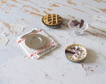 Dollhouse Miniature Placemat, 1:12 Scale Artisan Hand Woven Kitchen Dining Table Accessory, Orange & White Cloth Mat for Modern Doll House