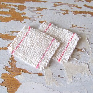 Dollhouse Miniature Placemat, Handmade Woven Pink White Kitchen Table Mat, 1:12 Scale Artisan Doll House Modern Beach Farmhouse Furniture zdjęcie 4