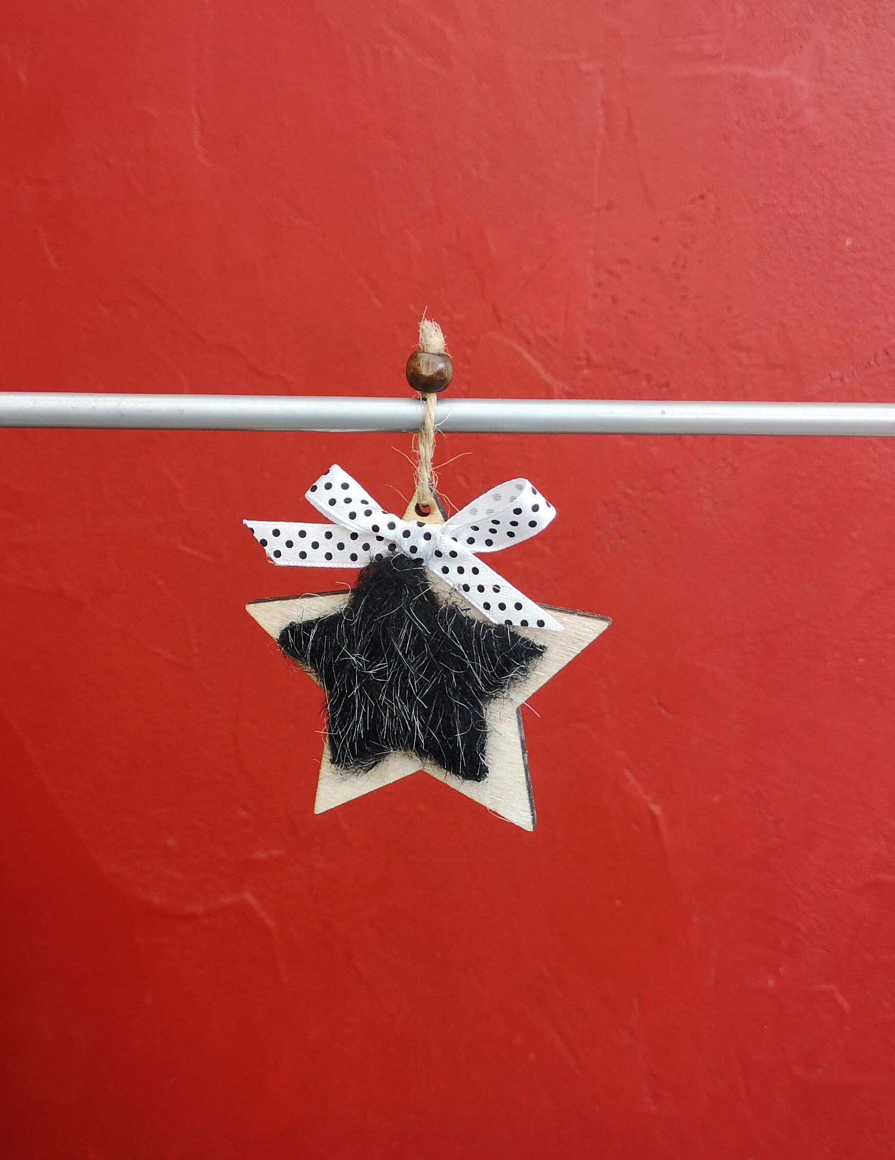Etoile en Bois et Fourrure Synthétique avec Son Nœud Satin Blanc à Points Noirs