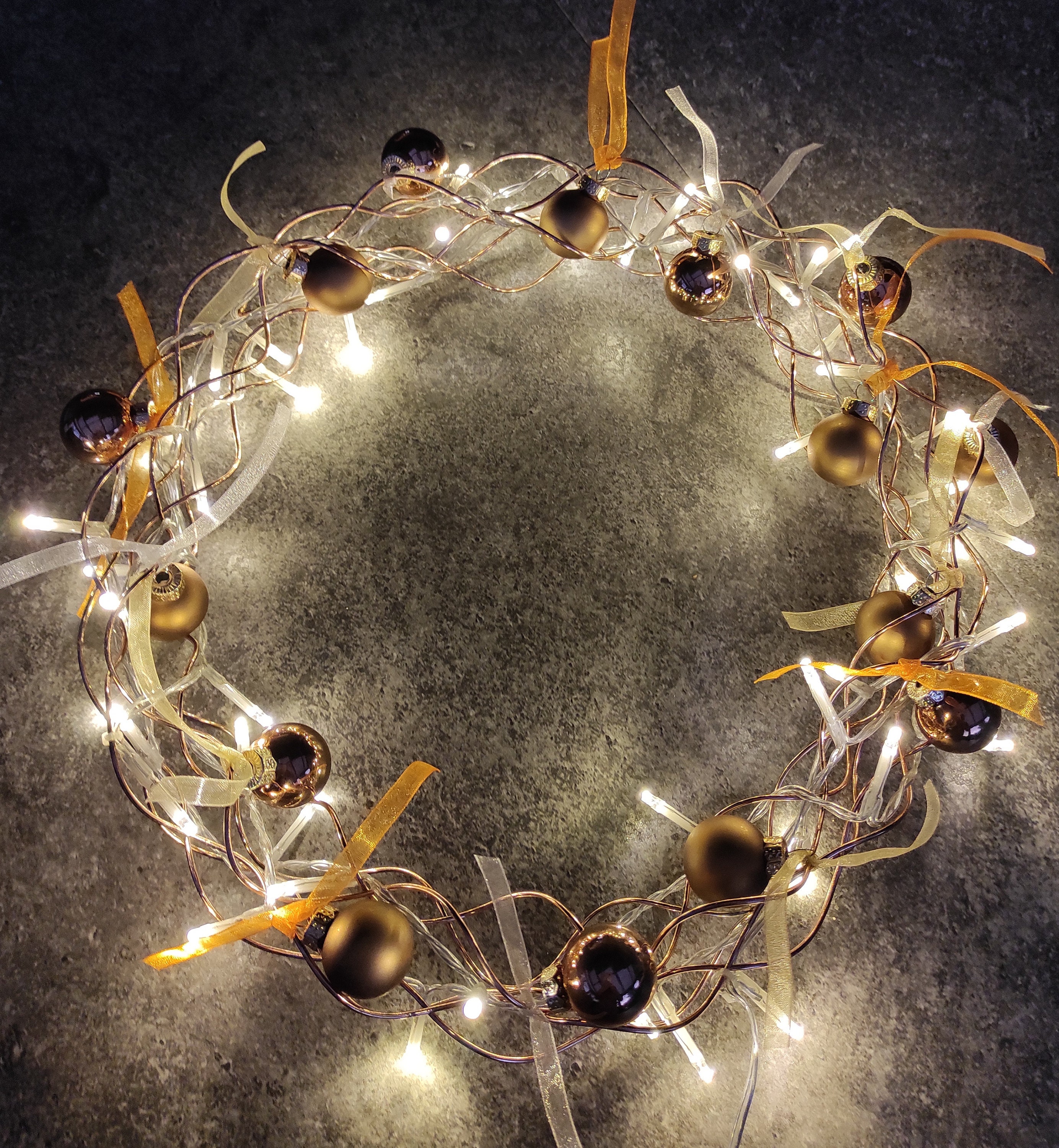 Couronne en Fil de Cuivre Rigide Illuminée Par Une Guirlande sur Secteur