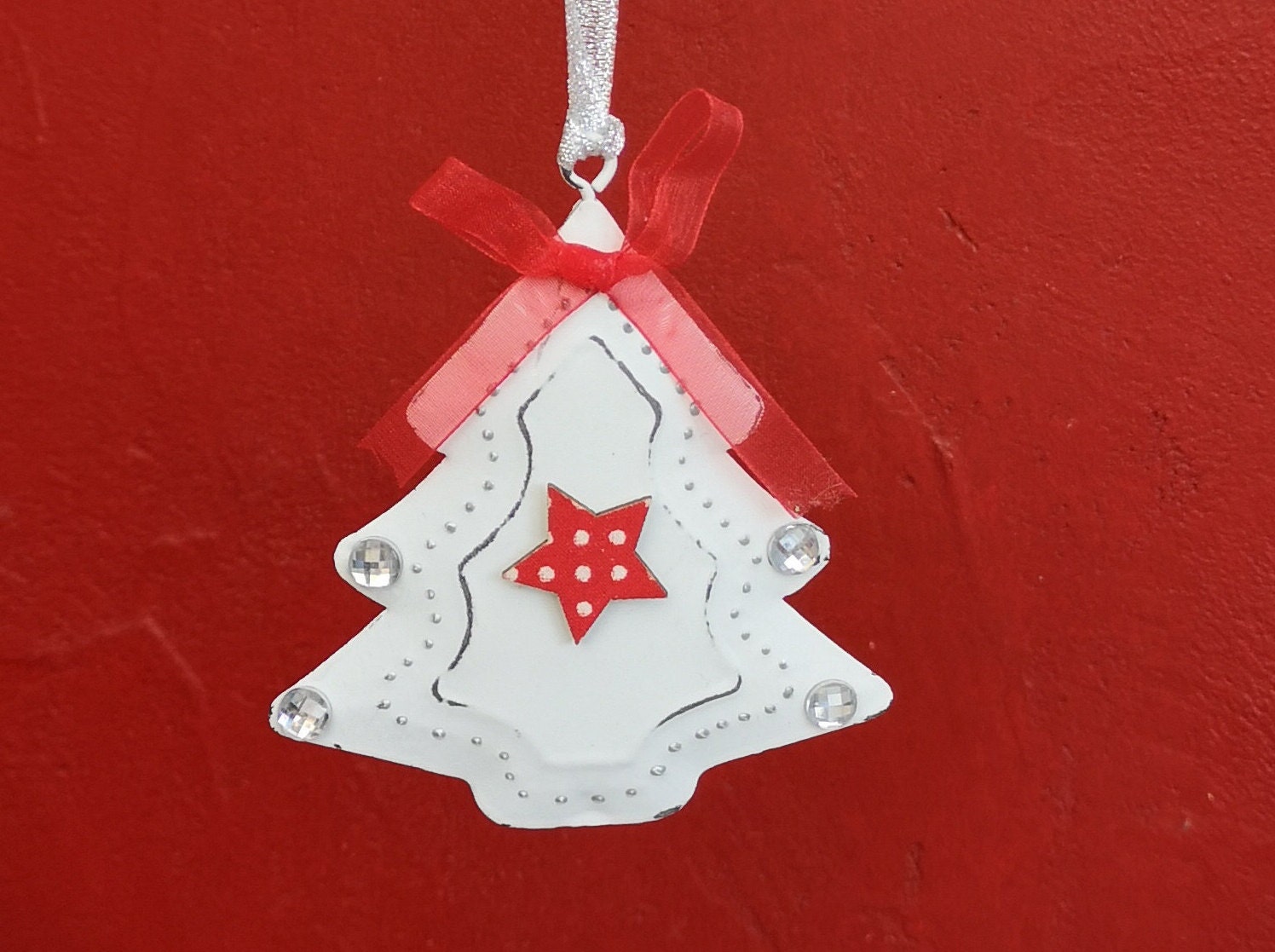 Ornement Noël Sapin en Métal Blanc Noeud et Étoile Rouges