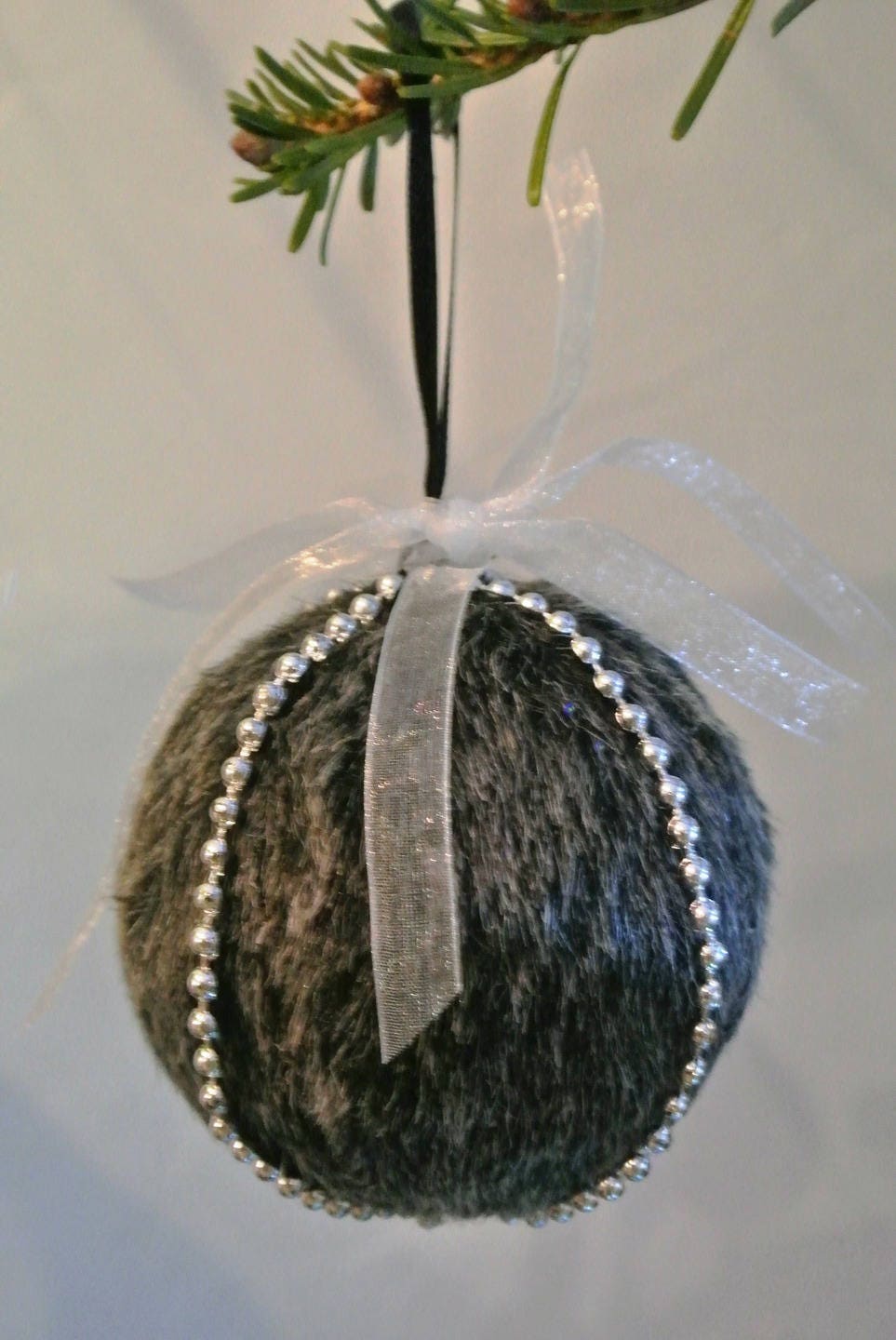 Boule de Noël Imitation Fourrure Gris Anthracite Guirlande Perles Miniatures et Organza Blanc