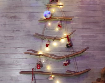 Sapin en bois flotté mural et guirlande led fil de cuivre