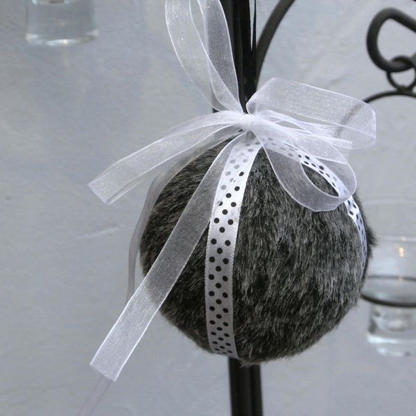 Boule de Noël fourrure gris anthracite ruban satin et organza