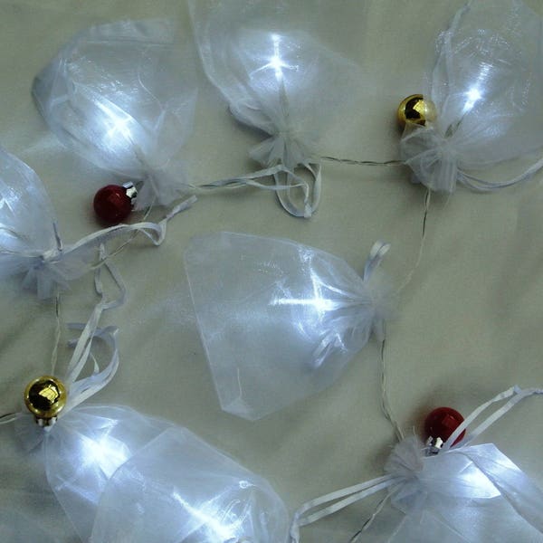 Guirlande lumineuse 20 led blanches sacs organza blancs , boules rouges et or