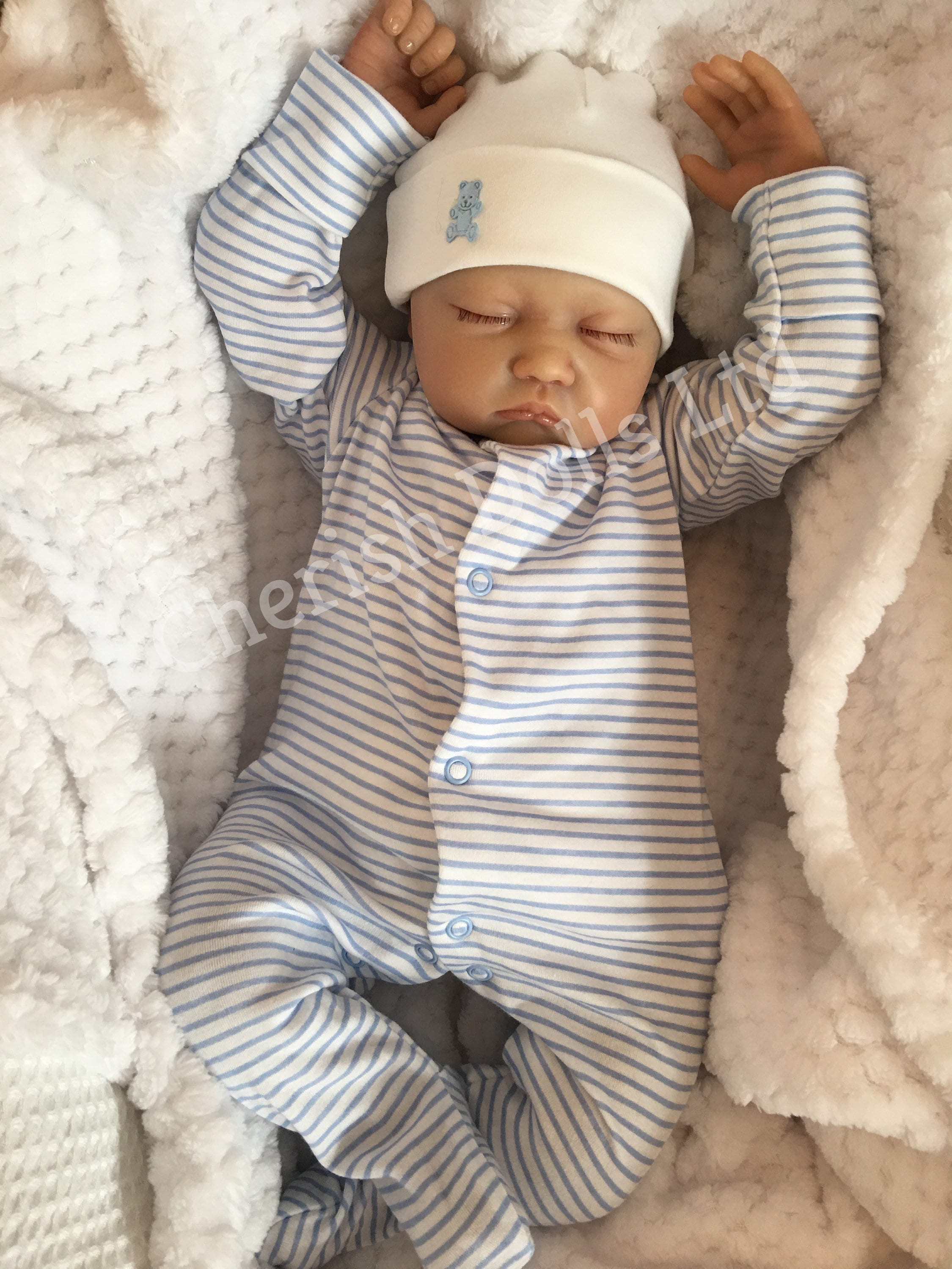 лелеющая малыша. лелеющая малыша. лелеющая малыша. ребенок. грудной ребенок.